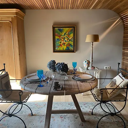La Maison D'arc Et Tables D'hotes Bed & Breakfast